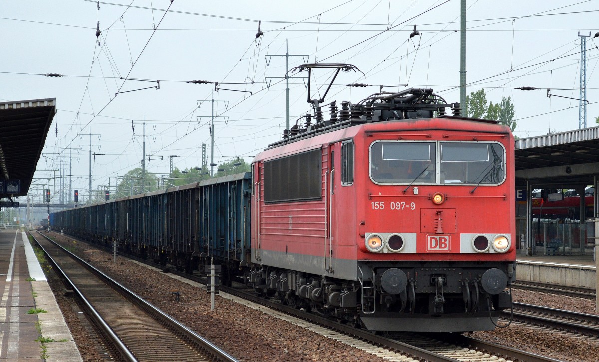 155 097-9 mit einem Zug polnischer Güterwagen bei der Durchfahrt Bhf. Flughafen Berlin-Schönefeld, 24.04.14