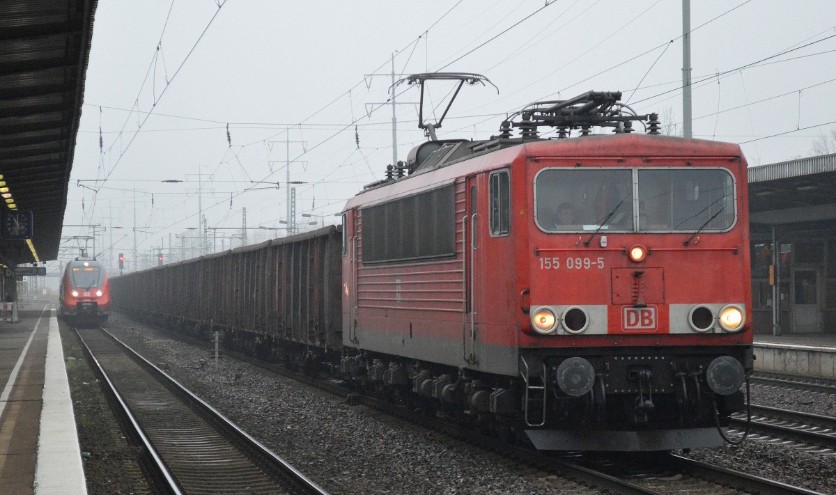155 099-5 mit Ganzzug offener Güterwagen mit Kohle als Ladegut am 13.11.14 Bhf. Flughafen Berlin-Schönefeld. 