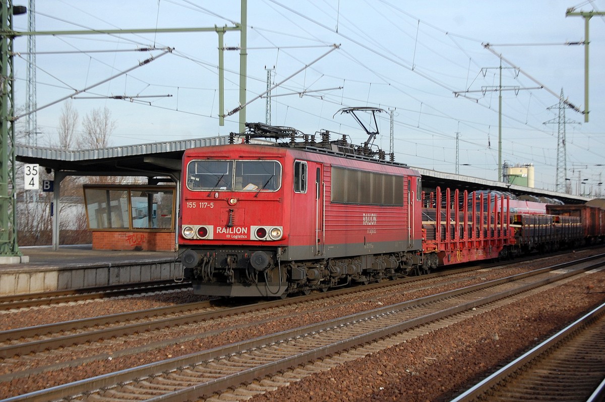 155 117-5 mit gemischtem Güterzug bei der Durchfahrt im Bhf. Flughafen Berlin-Schönfeld am 17.12.13