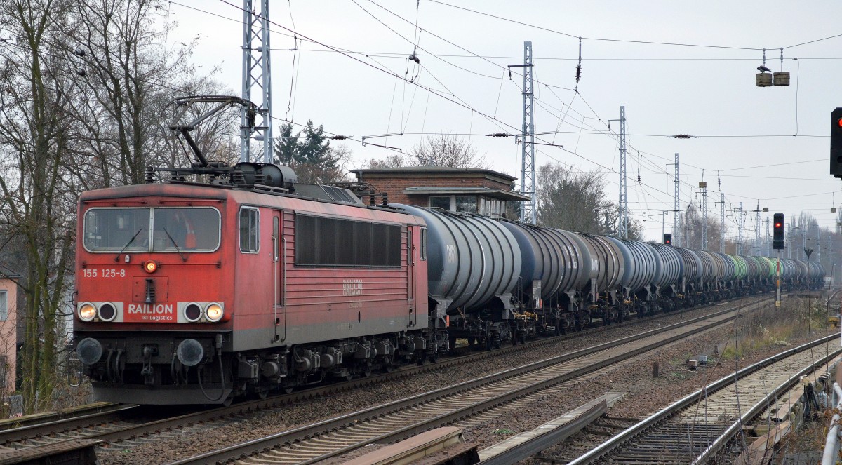 155 125-8 mit Kesselwagenzug am 02.12.14 Berlin-Karow. 