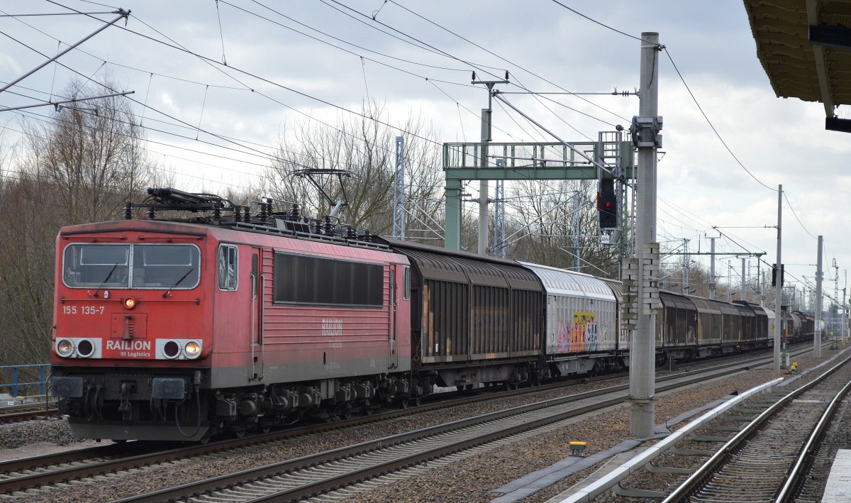 155 135-7 mit gemischtem Güterzug am 02.03.15 Berlin-Blankenburg.