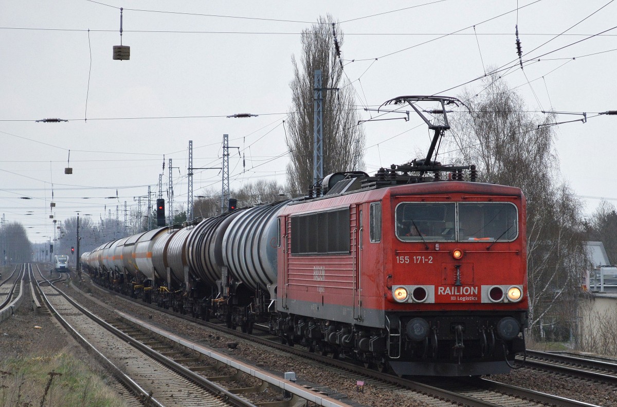 155 171-2 mit Kesselwagenzug am 24.03.14 Berlin-Karow.