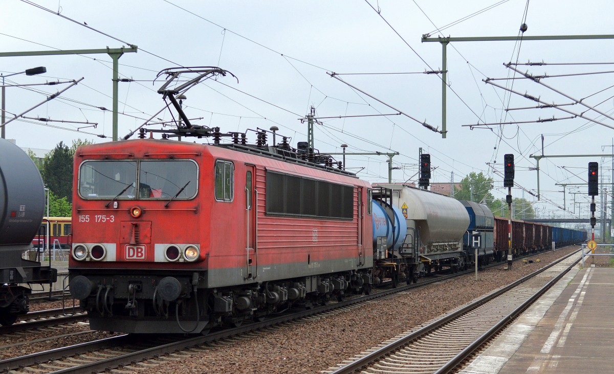 155 175-3 mit gemischten Güterzug fährt für eine kurze Pause im Bhf. Flughafen Berlin-Schönfeld, 24.04.14