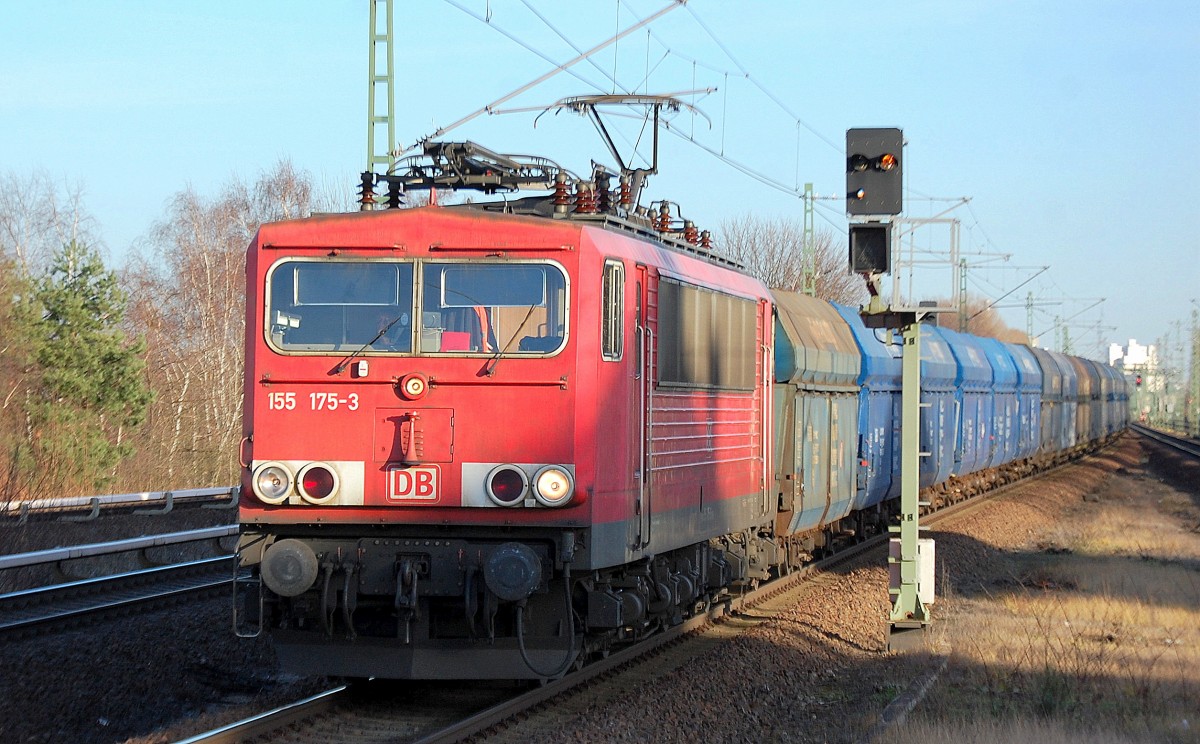 155 175-3 Richtung Berlin-Spandau mit polnischem Kohlezug, 07.01.14 Durchfahrt Bhf. Berlin-Jungfernheide. 
