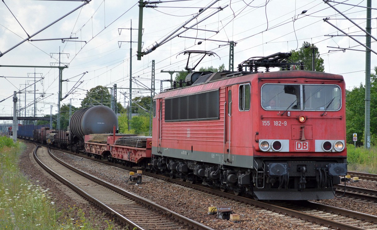 155 182-9 mit einem bunt gemischten Güterzug am 16.07.15 Bhf. Flughafen Berlin-Schönefeld.