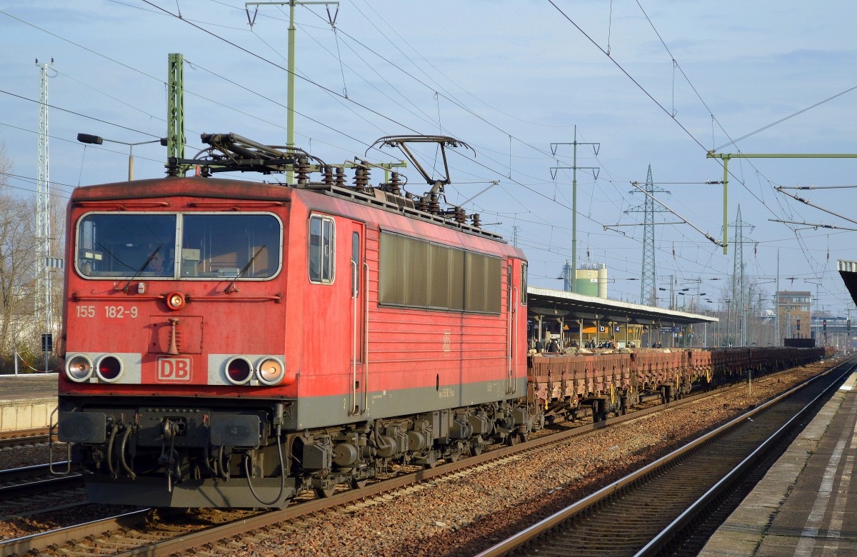 155 182-9 mit einem Güterzug alter Betonschwellen auf Drehgestell-Flachwagen am 08.12.15 Bhf. Flughafen Berlin-Schönefeld.