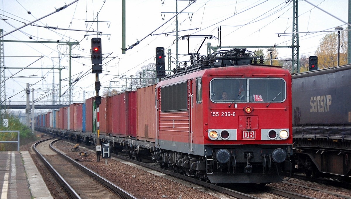 155 206-6 mit Containerzug durchfhrt den Bhf. Flughafen Berln-Schnfeld, 16.10.13