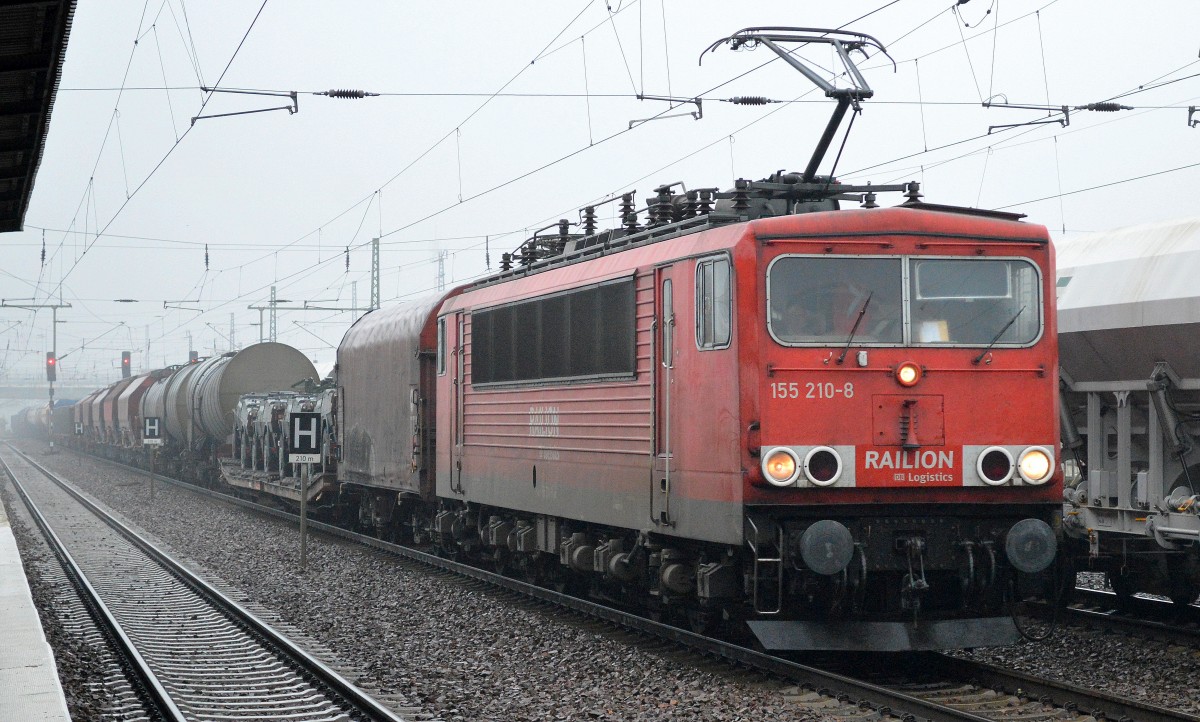 155 210-8 mit einem gemischten Güterzug am 13.11.14 Bhf. Flughafen Berlin-Schönefeld.
