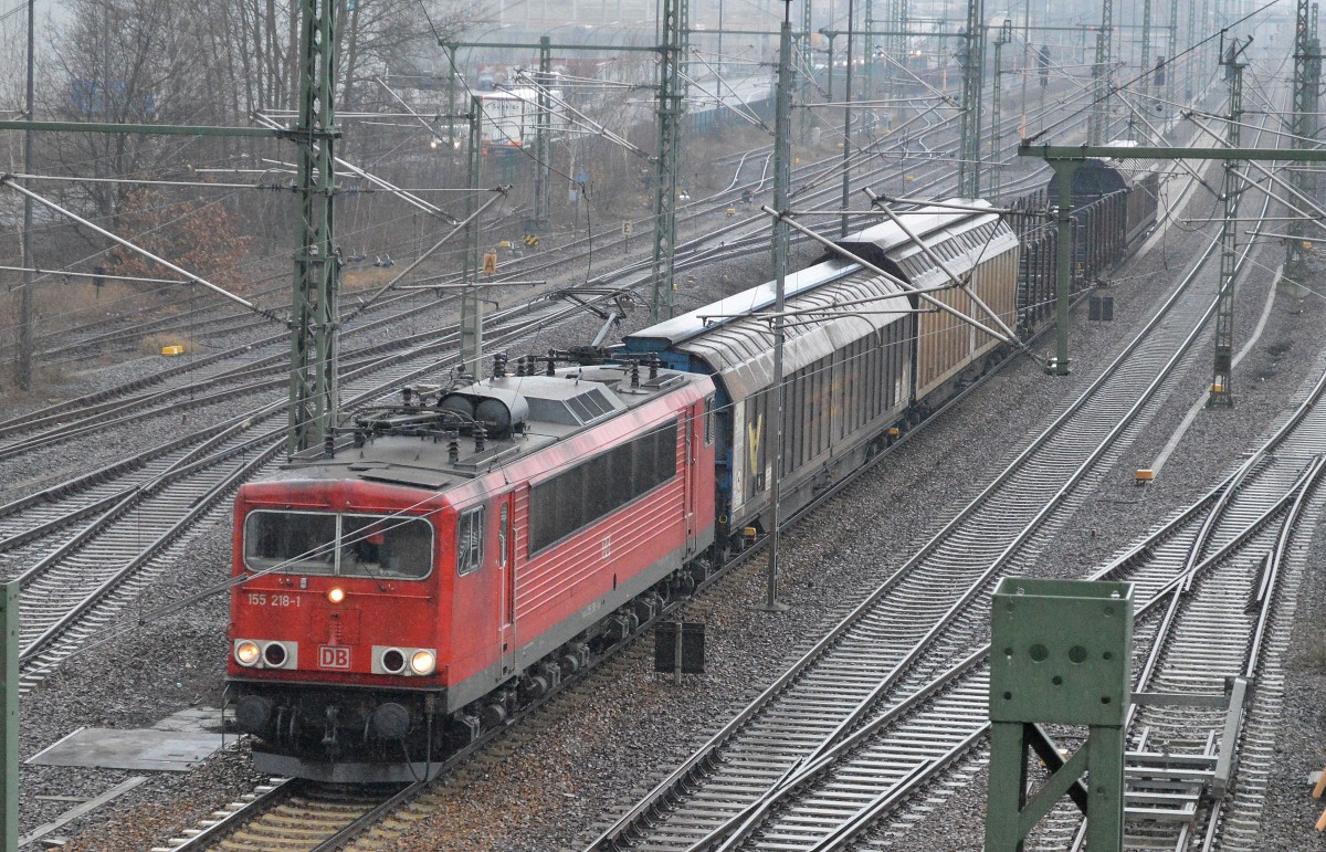 155 218- 1 mit gemischtem Güterzug am 20.01.15 Berlin-Putlitzbrücke.