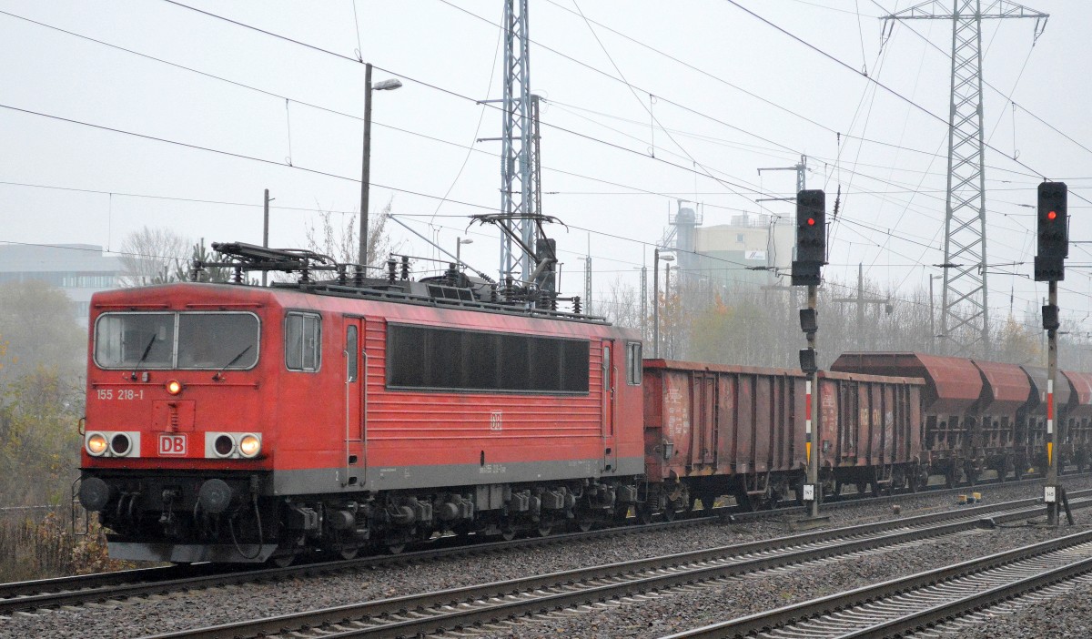 155 218-1 mit gemischtem Güterzug am 13.11.14 Durchfahrt Bhf. Flughafen Berlin-Schönefeld.