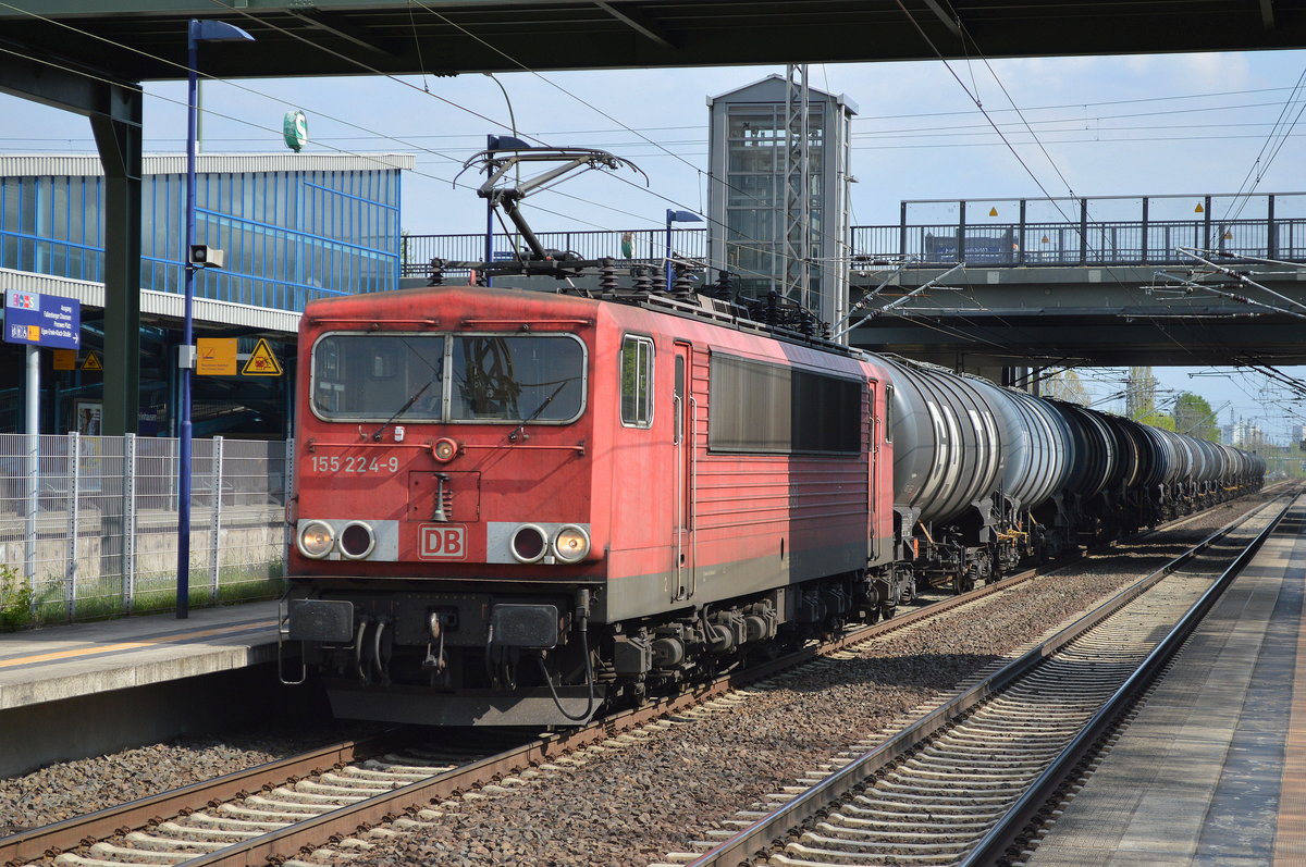 155 224-9 mit Kesselwagenzug (leer) Richtung Stendell am 03.05.16 Berlin-Hohenschönhausen.
