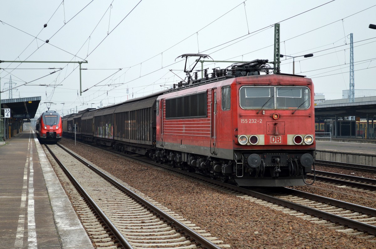 155 232-2 mit gemischtem Güterzug bei der Durchfahrt im Bhf. Flughafen Berlin-Schönefeld, 01.04.14