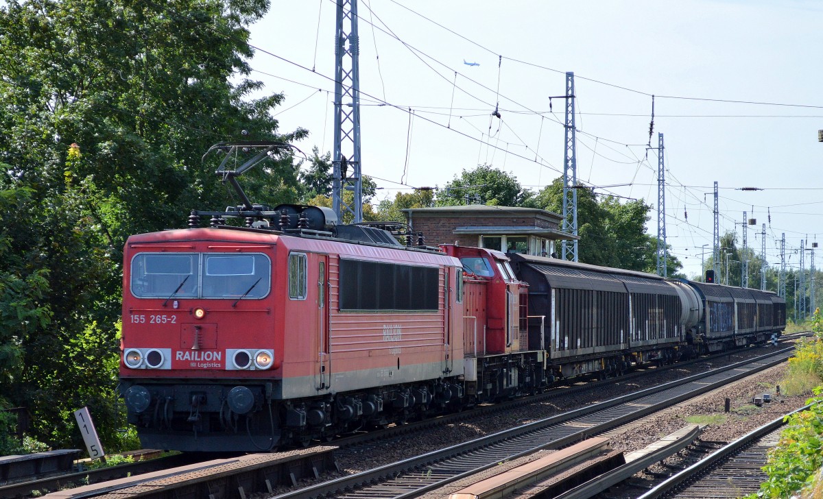 155 265-2 mit 298 308-8 und einigen Schiebewandwagen + Kesselwagen Richtung Bernau am 13.08.14 Berlin-Karow.
