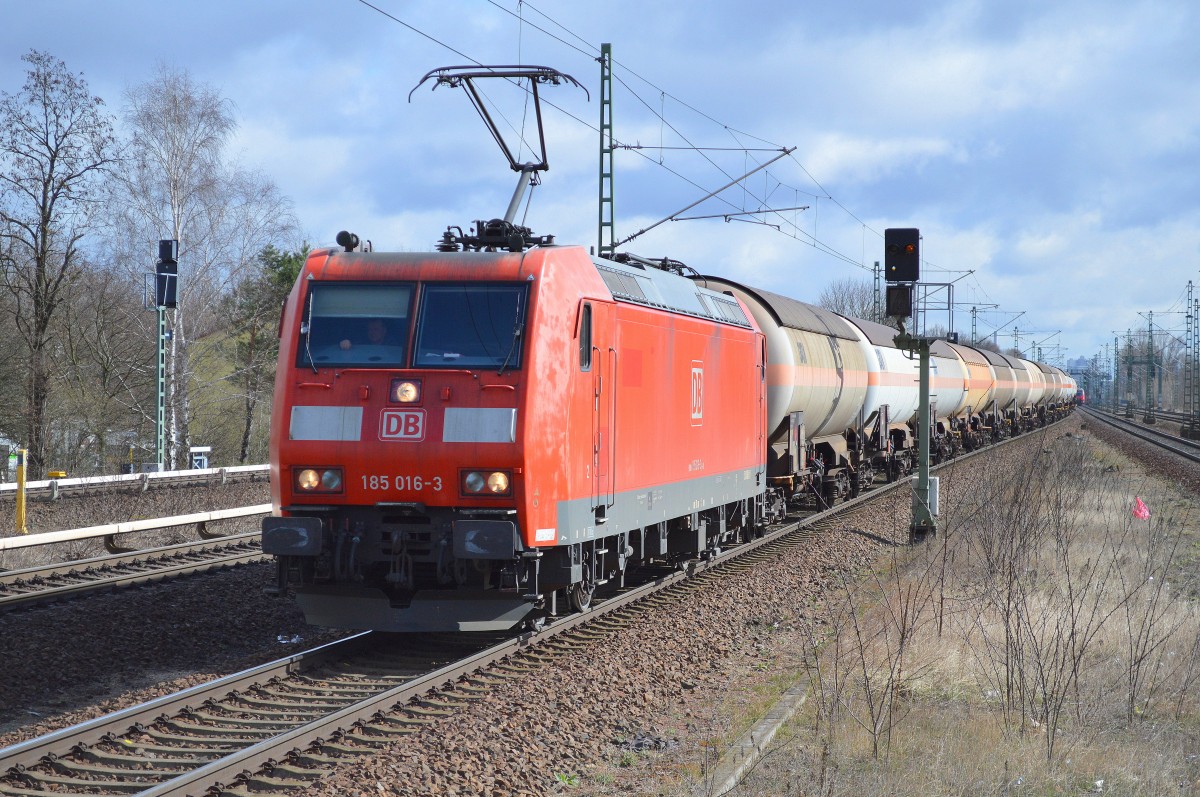 185 016-3 mit Ganzzug Gasdruckkesselwagen am 02.04.15 Durchfahrt Bhf. Berlin-Jungfernheide.