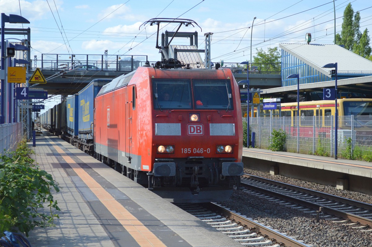 185 046-0 mit KLV-Zug am 15.06.15 Durchfahrt Bhf. Berlin-Hohenschönhausen.