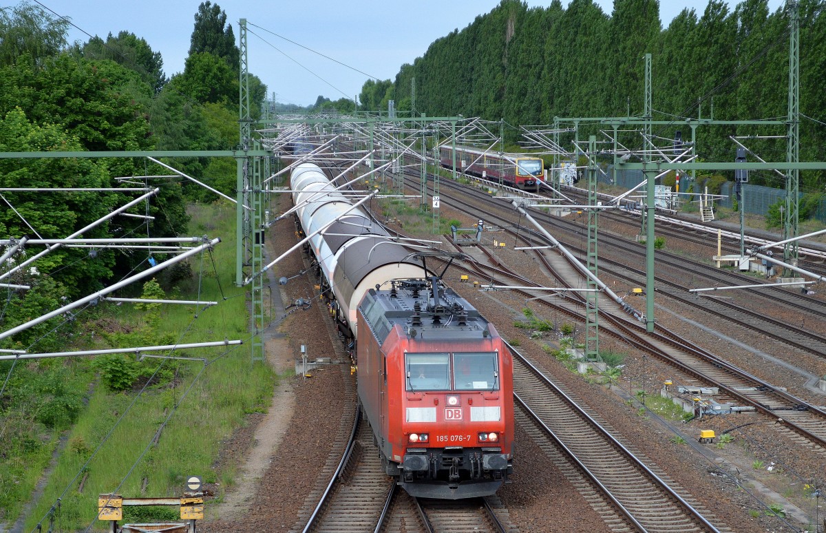 185 076-7 mit Kesselwagenzug am 19.05.15 Richtung Stendell, Berlin Beusselbrücke.