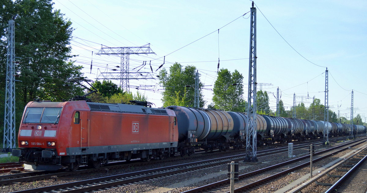 185 084-1 mit Kesselwagenzug (Erdölprodukte) am 17.05.17 Berlin-Springpfuhl.