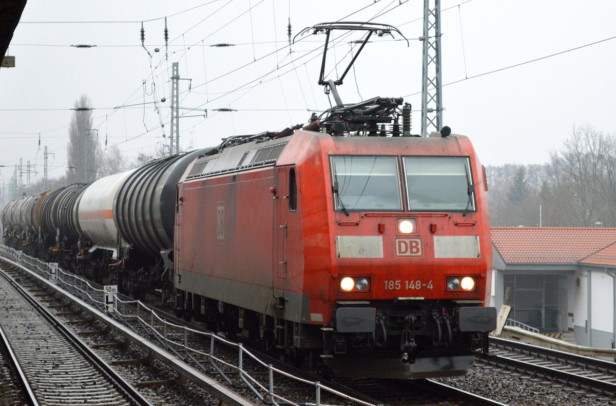 185 148-4 mit einem kurzen gemischten Kesselwagenzug am 17.02.17 Richtung Oranienburg, Berlin-Karow.