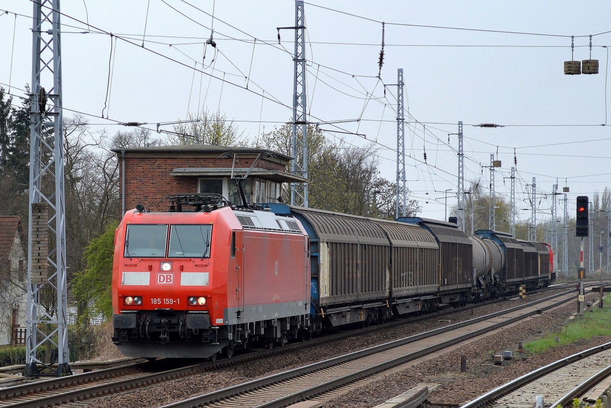 185 159-1 mit dem täglichen Zug Schiebwandwagen Richtung Schwedt mit 298 329-4 hintendran am 04.04.14 Berlin-Karow.