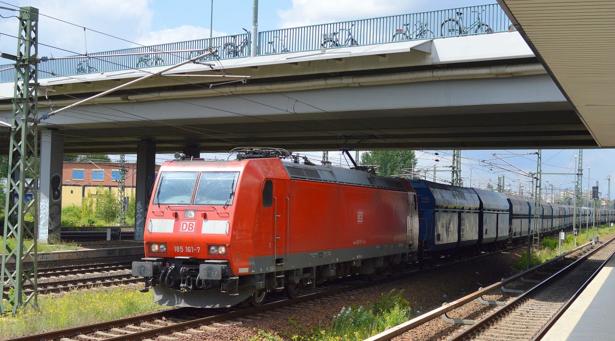 185 161-7 mit Ganzzug polnischer Schüttgutwagen (leer) Richtung Nordosten am 17.06.14 Berlin-Westhafen unter der Berliner Putlitzbrücke.