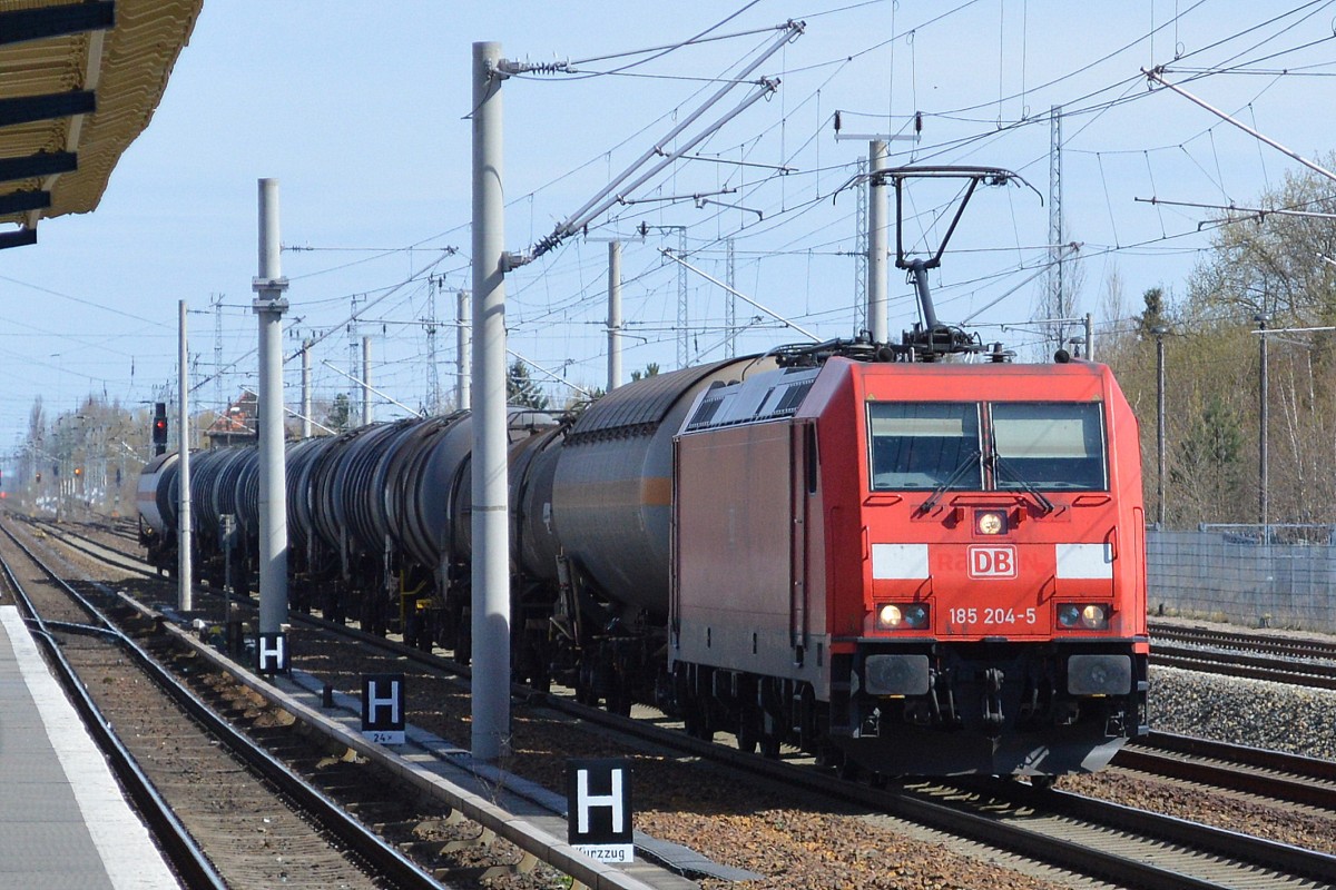 185 204-5 mit Kesselwagenzug Richtung Innenstadt am 14.04.15 Berlin-Blankenburg.