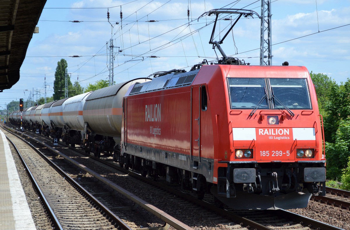 185 299-5 mit Kesselwagenzug am 09.06.15 Berlin-Karow.
