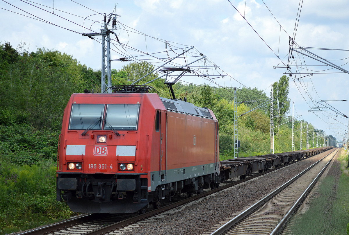 185 351-4 mit Containerzug (leer) am 27.07.17 BErlin-Hohenschönhausen.