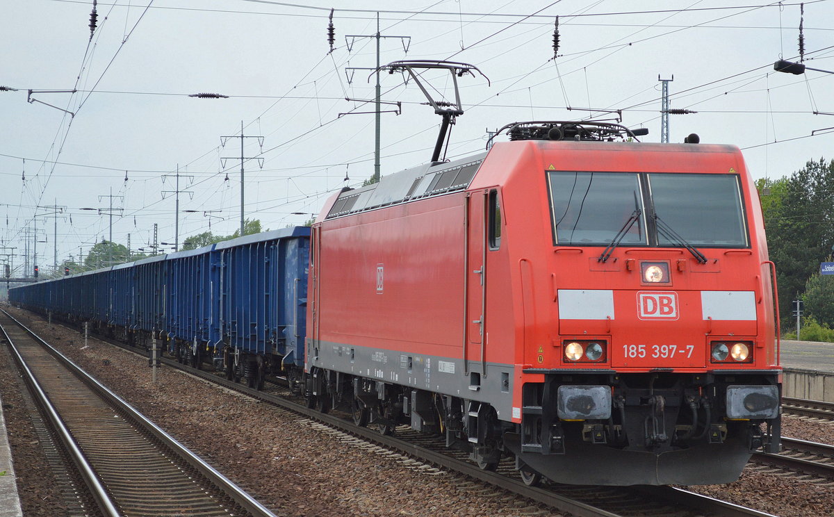 185 397-7 mit Ganzzug polnischer Drehgestell-Güterwagen am 13.05.17 BF. Flughafen Berlin-Schönefeld.
