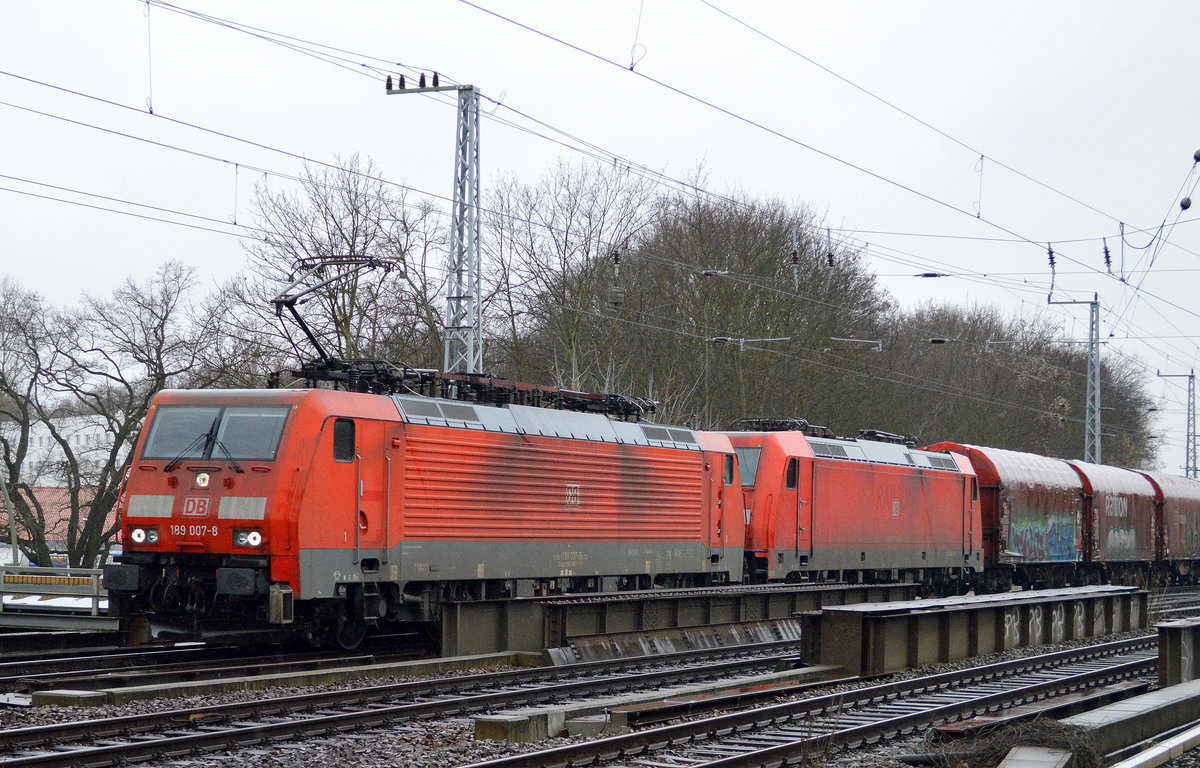 189 007-8 mit einer 185ér und einem Transportzug für Stahlcoils am 03.01.19 Berlin-Grünau. 