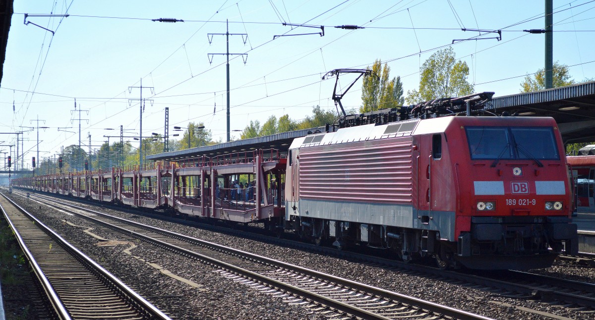 189 021-9 mit leerem PKW-Transportzug am 02.10.15 Durchfahrt Bhf. Flughafen Berlin-Schönefeld.