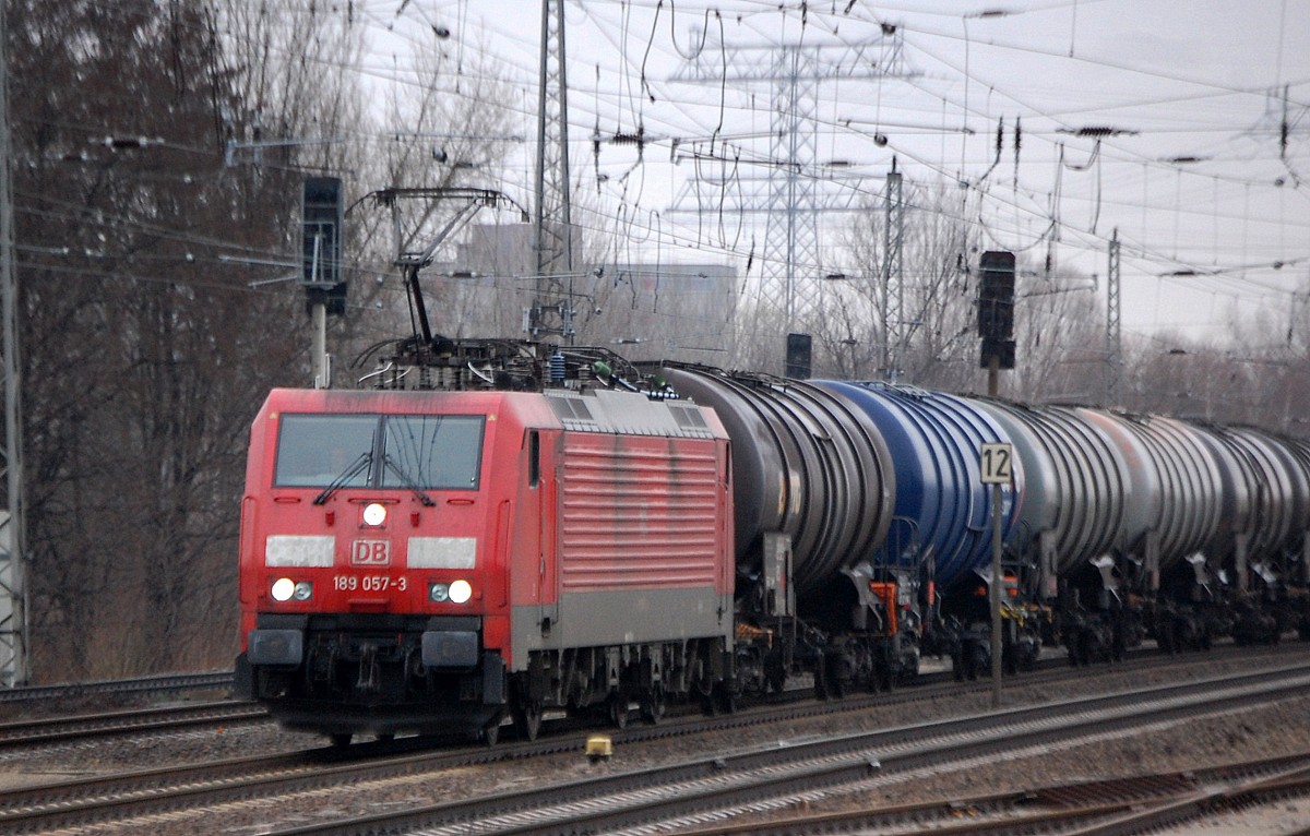 189 057-3 mit Kesselwagenzug am 10.12.13 Berlin-Springpfuhl.