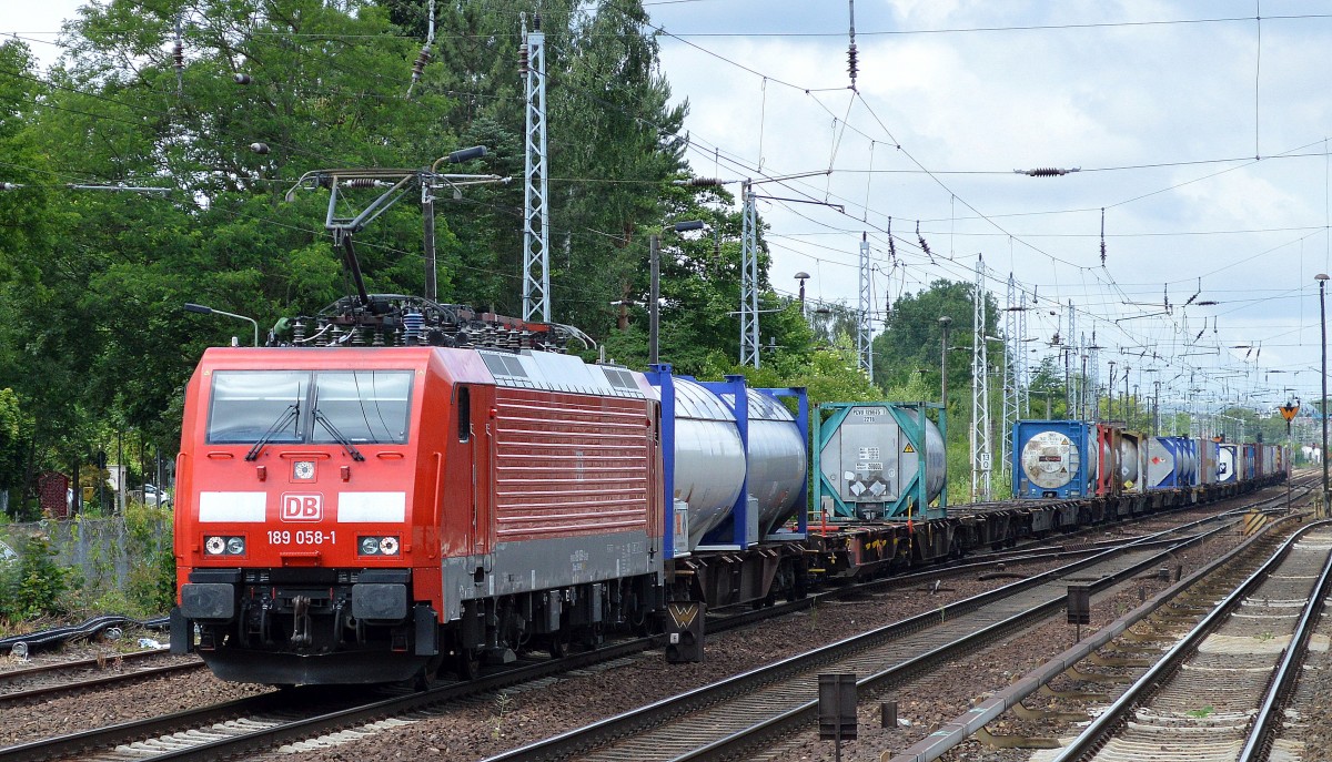 189 058-1 mit Containerzug am 20.06.15 Berlin-Hirschgarten.