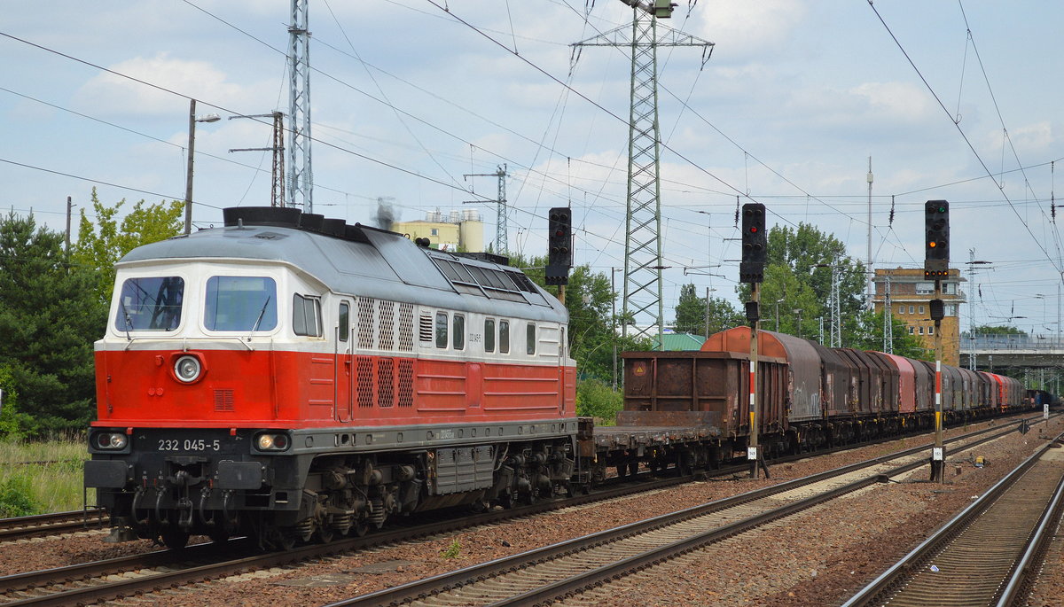 232 045-5 mit einem gemischten Güterzug am 27.06.16 Bf. Flughafen Berlin-Schönefeld.