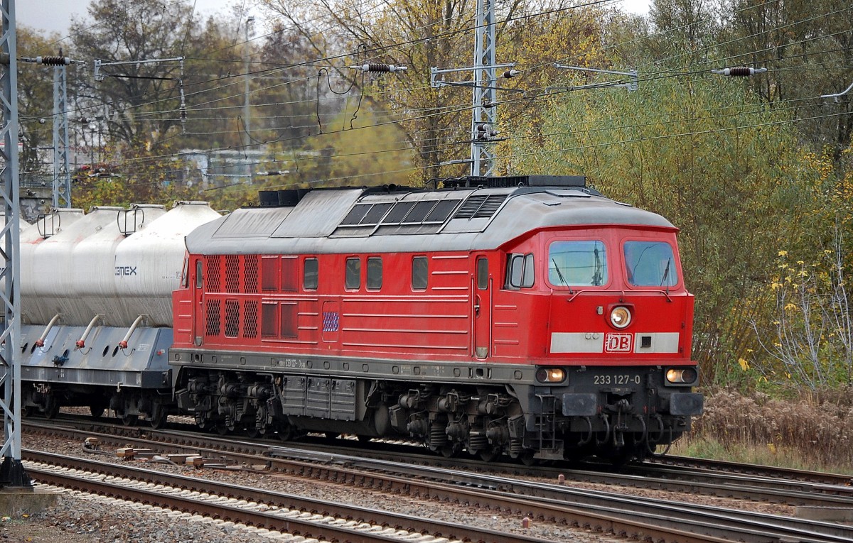233 127-0 mit Ganzzug CEMEX Staubgutwagen Richtung Industriebergabegebiet Berlin Nordost, 11.11.13 Berlin-Springpfuhl.