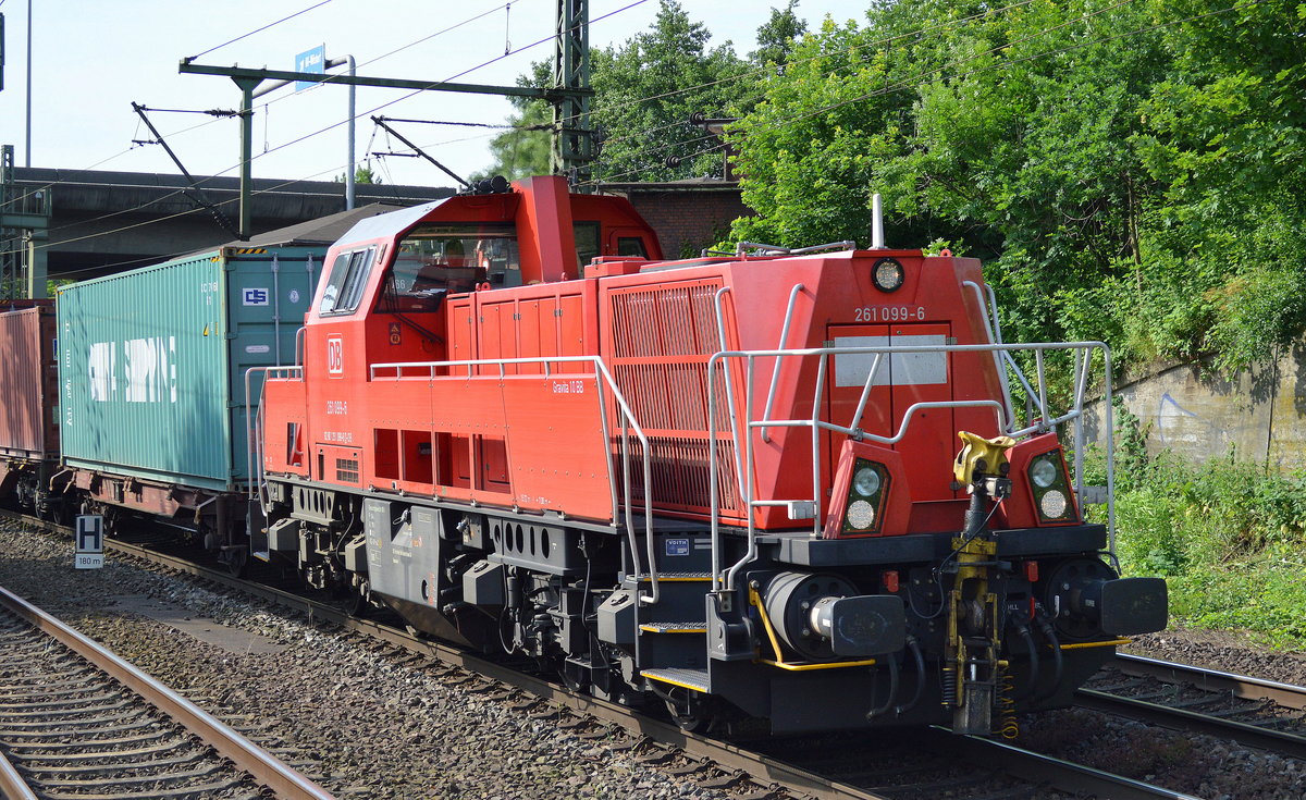 261 099-6 mit Container-Übergabezug am 20.06.17 Durchfahrt Bf. Hamburg-Harburg.