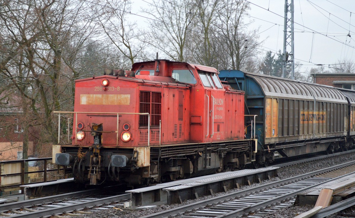 298 313-8 mit einigen Güterwagen und 155 010-2 am Ende des Zuges Richtung Bernau am 19.01.15 Berlin-Karow.
