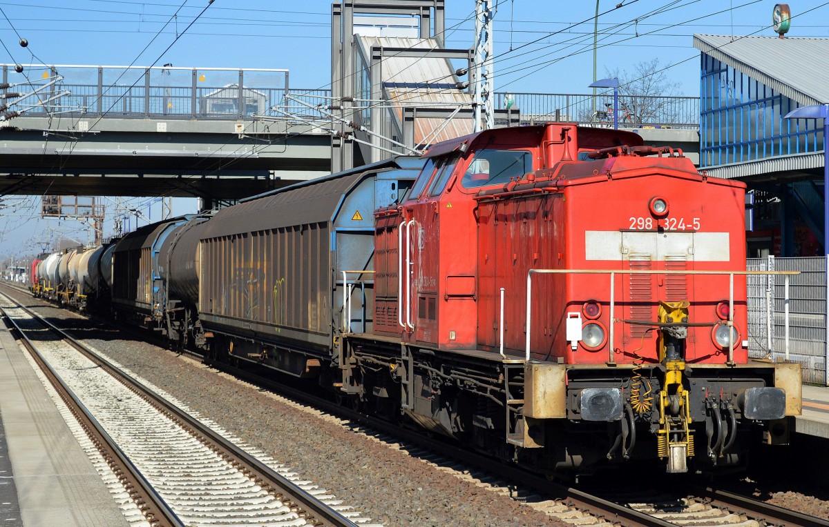 298 324-5 am Ende eines gemischten Güterzuges am 18.03.15 Berlin Hohenschönhausen.