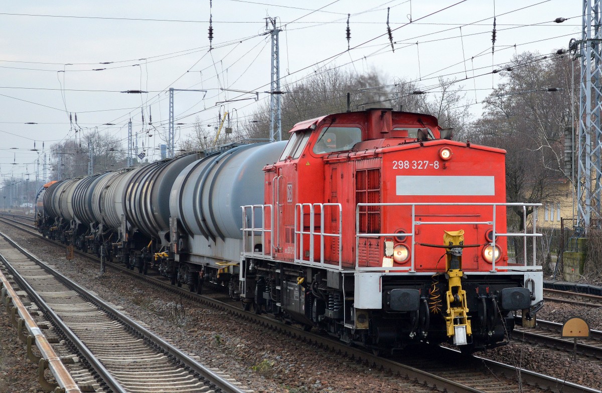 298 327-8 mit einem diesmal etwas längeren Übergabezug am 19.02.16 Berlin-Hohenschönhausen.
