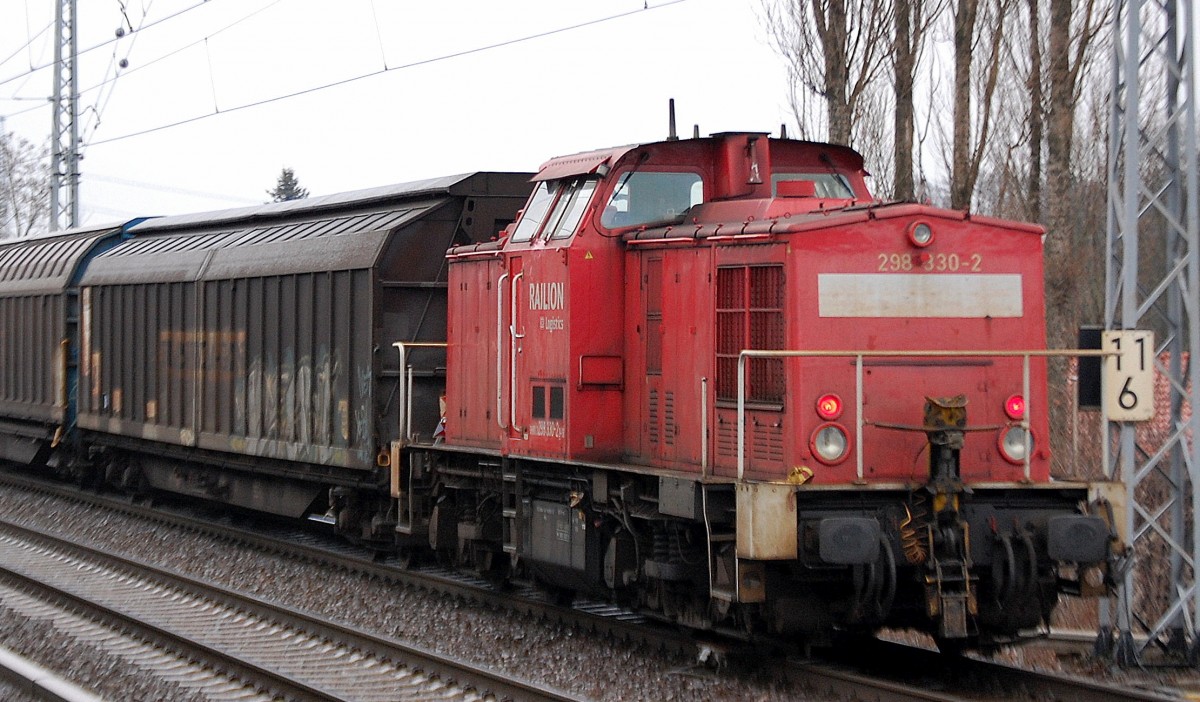298 330-2 am Ende eines kurzen Güterzuges am 20.01.14 gesehen in Berlin-Karow.