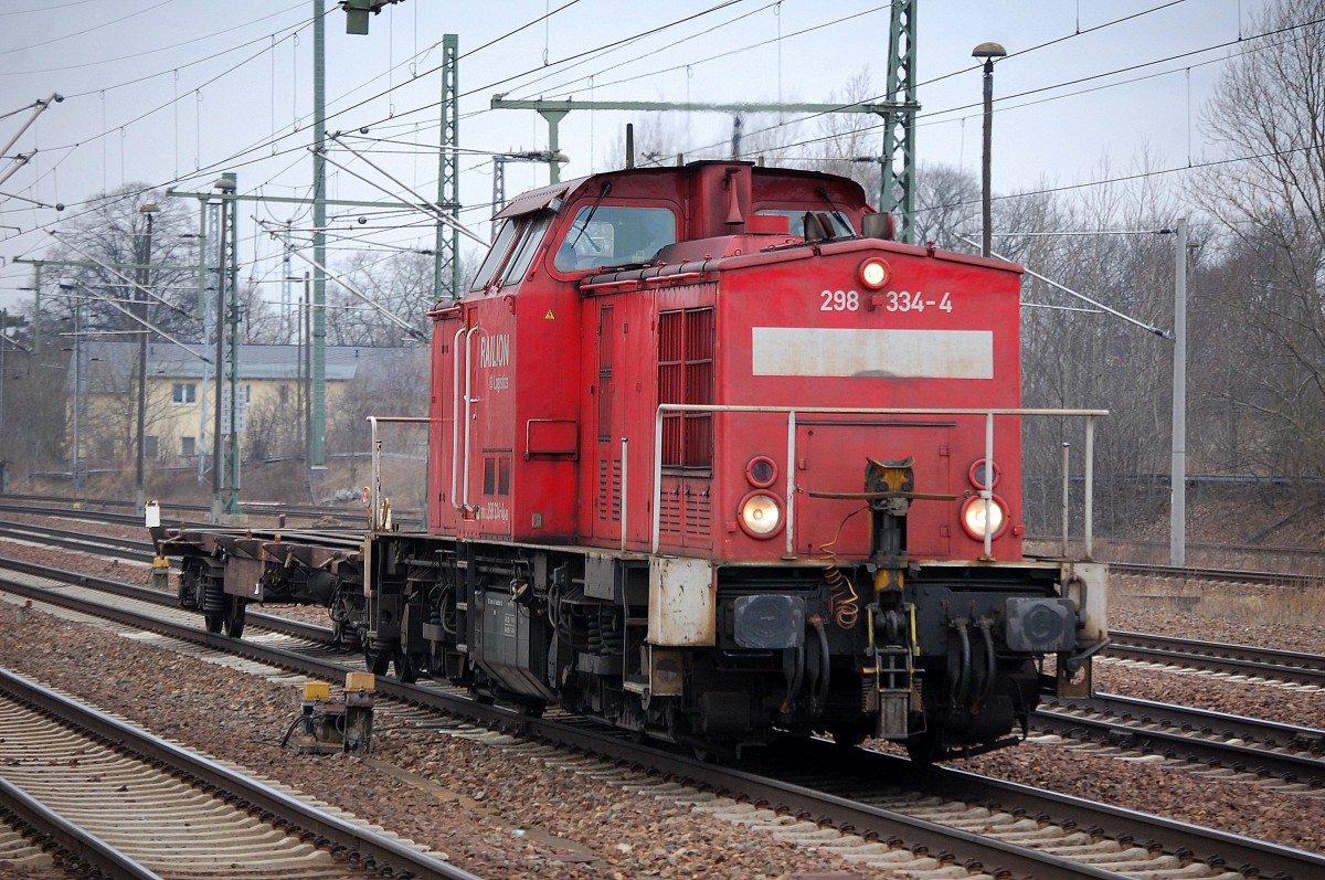 298 334-4 mit leerem Containertragwagen bei der Durchfahrt im Bhf. Flughafen Berlin-Schönfeld, 19.02.14