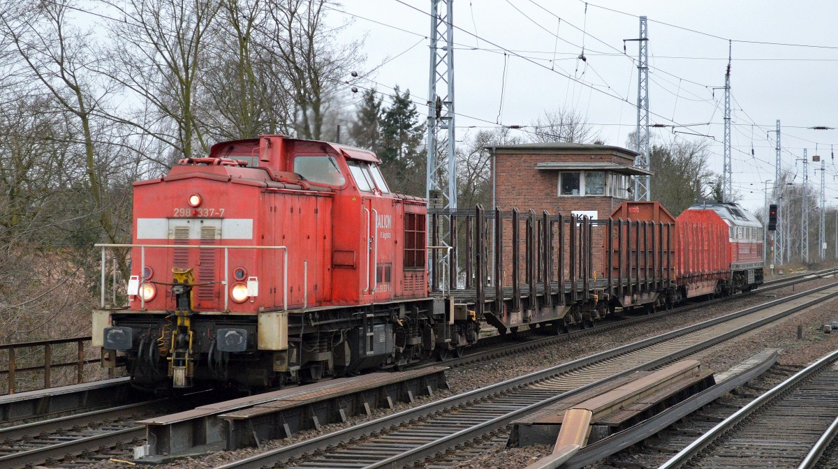 298 337-7 mit drei Güterwagen und EWR 232 401-0 am Ende des Zuges am 10.02.15 Berlin-Karow.