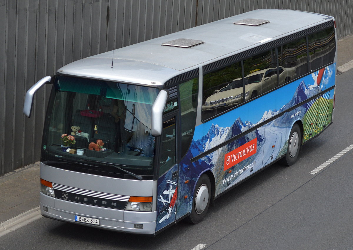 Älterer SETRA Reisebus aus Berlin mit Werbung für die Schweiz (VICTORINOX)am 31.05.16 auf der Berliner Stadtautobahn Höhe Knobelsdorffstr.
