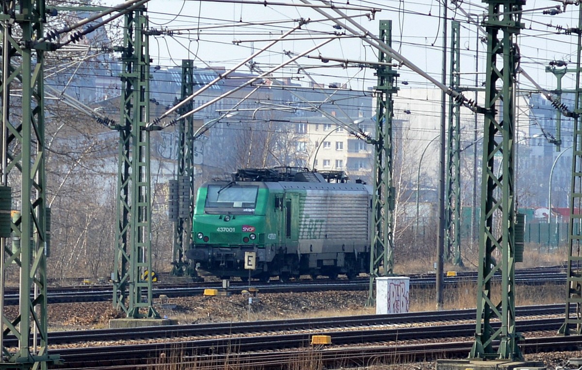 Akiem Mietlok 437001 in Bereitschaft pausierend gegenüber dem Berliner Westhafen ehemaliger Gbf. Berlin-Beusselstr., 14.03.14 