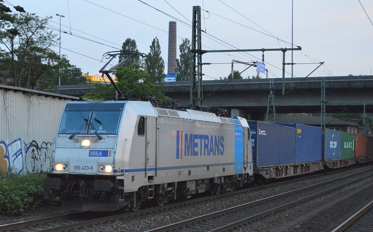 Am frühen Morgen verlässt METRANS /HHLA mit der Railpool-Lok 186 433-9 (NVR-Number: 91 80 6186 433-9 D-Rpool, Bombardier Bj.2015] mit Containerzug den Hamburger Hafen, 20.06.17 Bf. Hamburg-Harburg.