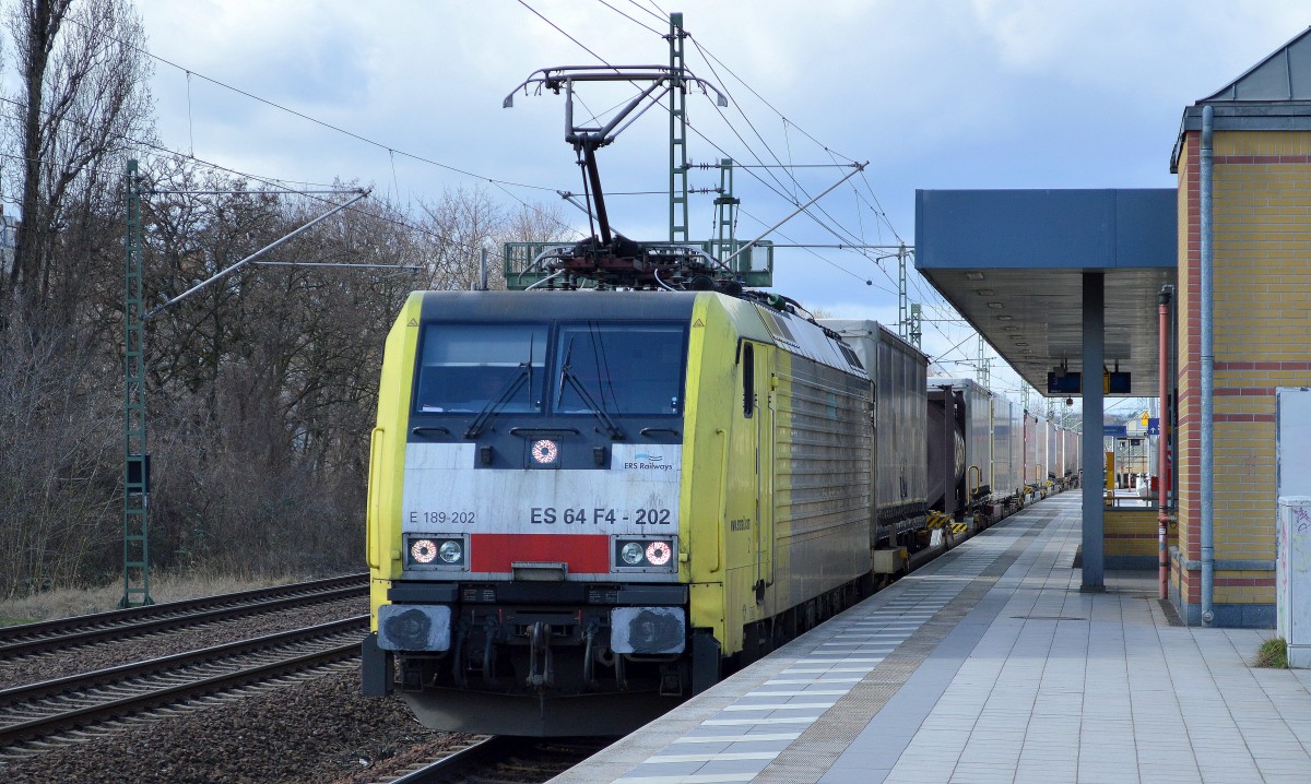 An ungewohnter Stelle, ERSR mit ihrer MRCE Dispolok E 189-202 und dem Poznan-Shuttle über die Berliner Innenstadtstrecke Durchfahrt Bhf. Berlin-Jungfernheide am 02.04.15