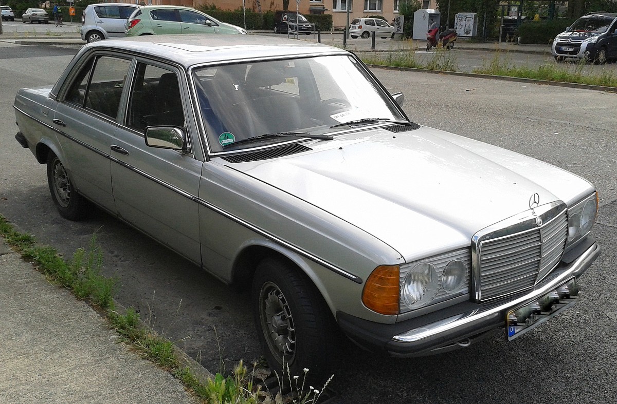Aus den Anfang 80érn stammt dieser Mercedes-Benz 200, gut erhaltenes Fahrzeug, 14.07.14 Berlin-Pankow. 