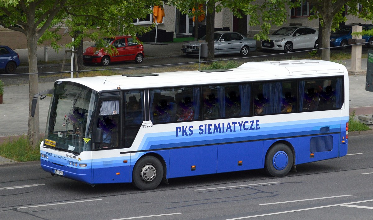 Aus Polen (Fa. PKS SIEMIATYCZE)kommt dieser kleine Kombibus (Reisebus), ein Neoplan N 312 K aus der Modellreihe Euroliner, mit 9,95 Meter Länge ein wirklich kleiner Bus, 26.05.15 Berlin Adlershof. Aus Polen (Fa.
