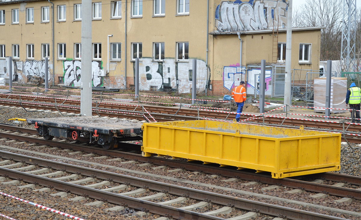 Bahndienst-Lore und Schüttgutaufsetzcontainer im Einsatz bei der Bahnbaustelle berlin-Nlankenburg am 21.03.17