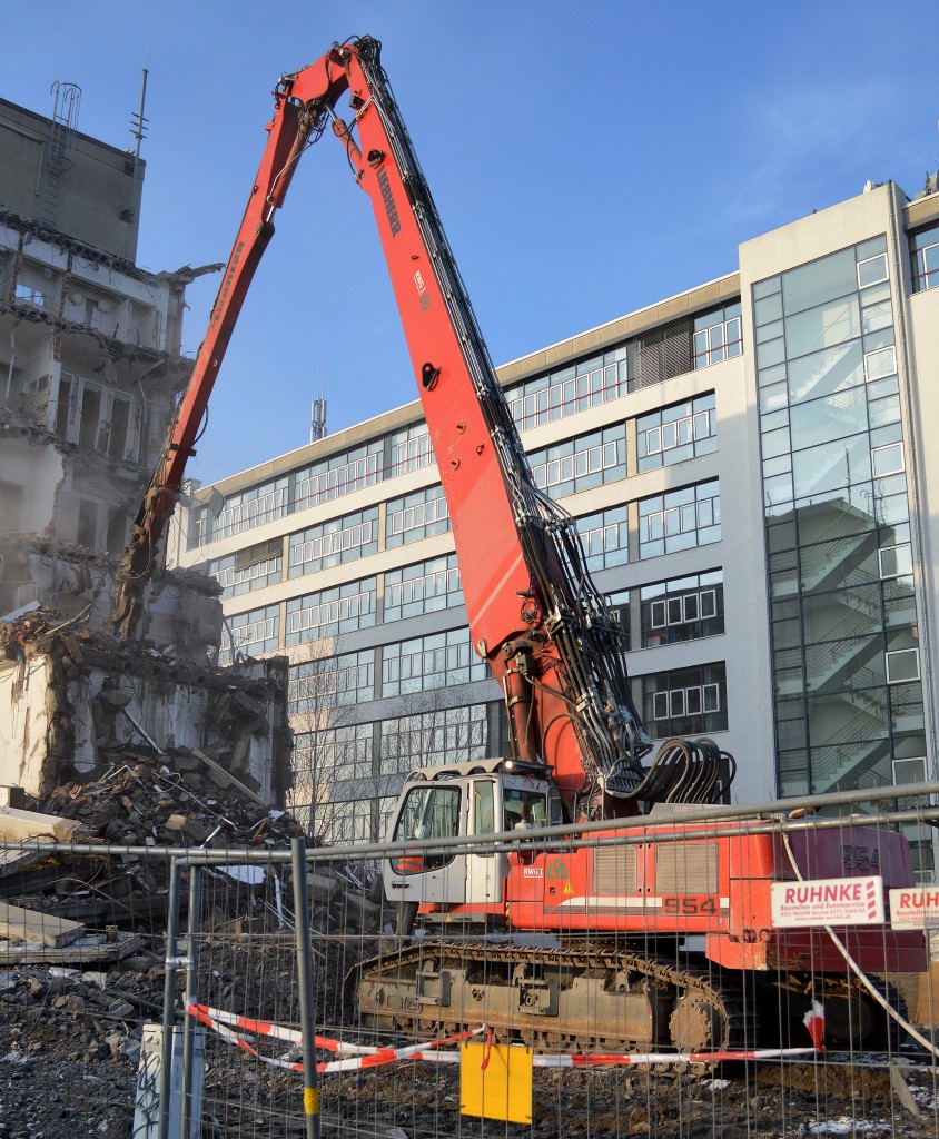 Bei Abrissarbeiten in Berlin häufig im Einsatz, der LIEBHERR 954 mit Long Front Aufsatz mit Greifzange der Entsorgungsfa. RWG I am 18.02.16 Berlin-Heinersdorf.