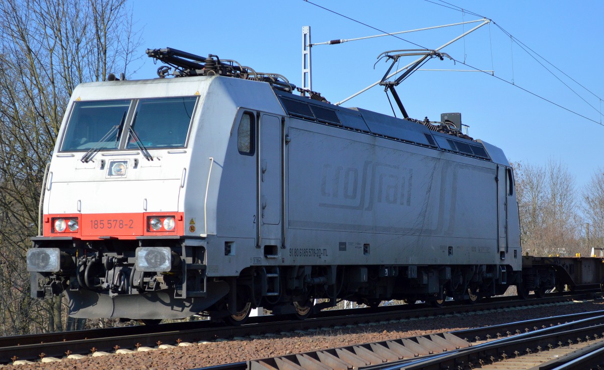 Bei der sieht man noch fr welche EVU sie jahrelang fuhr, die ex Crossrail 185 578-2 (NVR-Number: 91 80 6185 578-2 D-ITL, Bombardier Bj.2007) nun also auch fr ITL mit Containerzug am 16.03.16 Berlin-Wuhlheide.